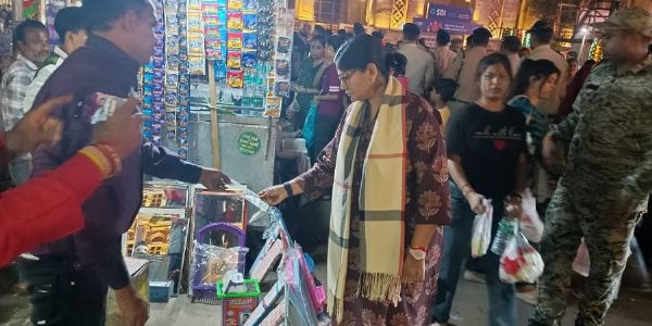 ग्वालियरम् - नगरस्य आपणेषु प्रकाशितं दीपावलीसौंदर्यम्