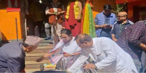 मुख्यमन्त्री ममताबनर्जी दार्जिलिङ्गस्थितं महाकालमन्दिरे गत्वा पूजाम् अर्चनां च कृतवती।