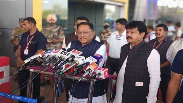 मुख्यमंत्री विष्णुदेव साय पत्रकाराें से चर्चा करते हुए
