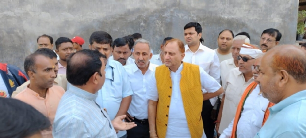 दिल्ली नगर निगम में नेता सदन प्रवेश वाही निरीक्षण करते हुए।