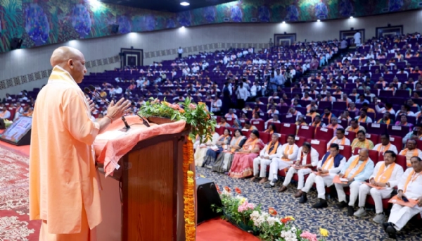 मुख्यमंत्री के संबोधन को सुनते लोग