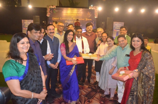 बरेली क्लब में सेंट्रल यूपी चैम्बर ऑफ कॉमर्स एंड इंडस्ट्री वेलफेयर एसोसिएशन के “दिवाली उत्सव, पटाखा शो एवं म्यूजिकल नाइट” कार्यक्रम में पुरस्कार वितरण के दौरान मौजूद पदाधिकारी व सदस्यगण।