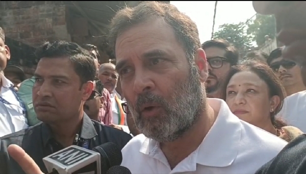 पत्रकारों से बात करते कांग्रेस सांसद राहुल गांधी