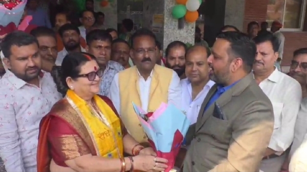 नगर निगम मुख्यालय में ब्रिटेन के मेयर राज मिश्रा को पुष्प गुच्छ देकर स्वागत करती महापौर प्रमिला पांडेय व अन्य का छायाचित्र
