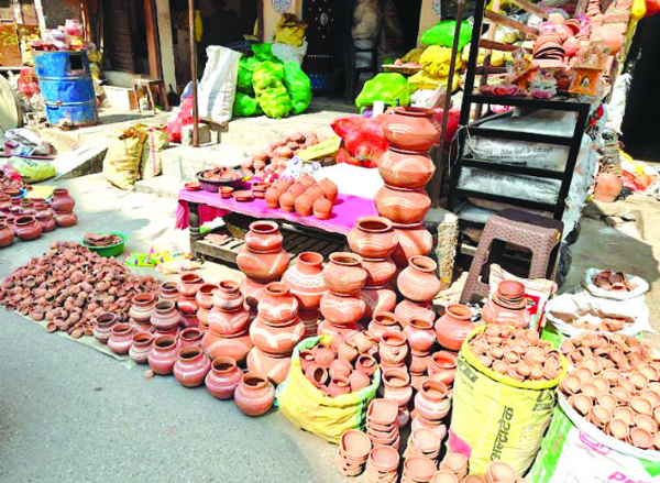 बाजारांे में सजा मिट्टी का सामान