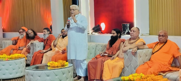 संतो के बीच भैया जी जोशी