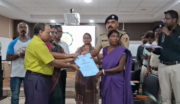 बाढ़ पीड़ितों की मदद करने वालों को सम्मानित करते  जिलाधिकारी शमा परवीन और अन्य अधिकारी