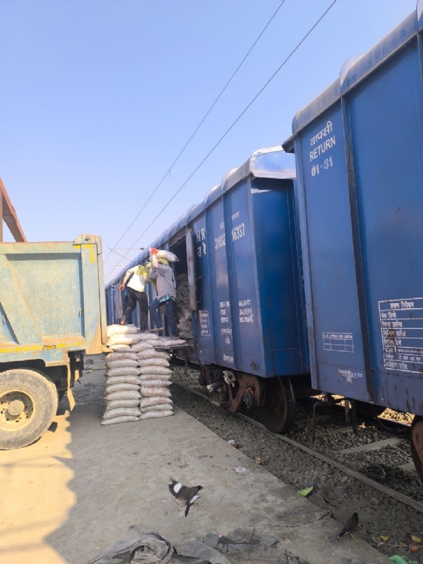 नमक लेकर पहुंची मालगाड़ी