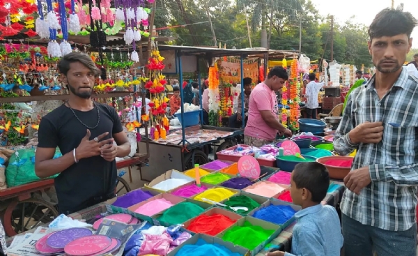धनतेरस की रौनक से जगमगाया रामानुजगंज बाजार, सज-धजकर चमक उठी गलियां, ग्राहकों की बढ़ी हलचल