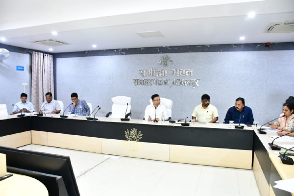 बैठक करते जिलाधिकारी