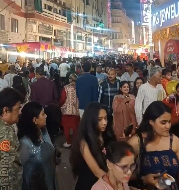 बिरहाना रोड स्थित बाजार में दिखी लोगों से भरी खचाखच भीड़