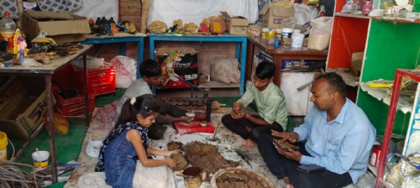 दिए तैयार कर रहे दिव्यांग