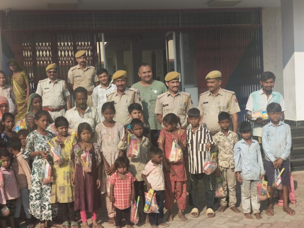 बच्चों को उपहार देते पुलिस के जवान