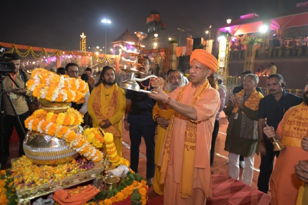 मुख्य मंत्री योगी आरती करते हुए