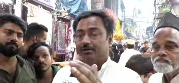 दालमंडी के व्यापारी नेता इमरान बबलू और दूसरे व्यापारी