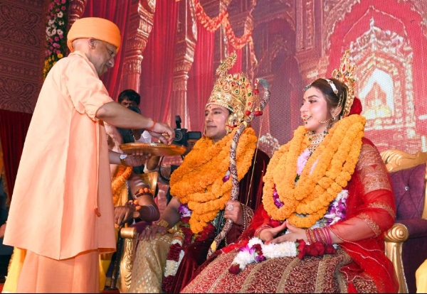 राम की आरती उतारते मुख्यमंत्री योगी