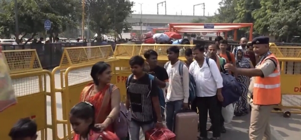 दीपावली और छठ से पहले दिल्ली के रेलवे स्टेशनों पर यात्रियों की भारी भीड़