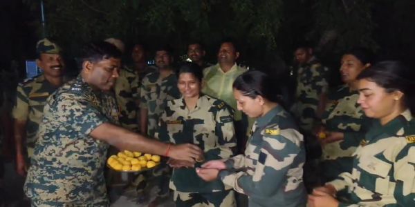 सीम्नि सैनिकैः समाचरितो दीपोत्सवः, प्रकाशेन प्रज्वालिता भारत-पाकसीमा