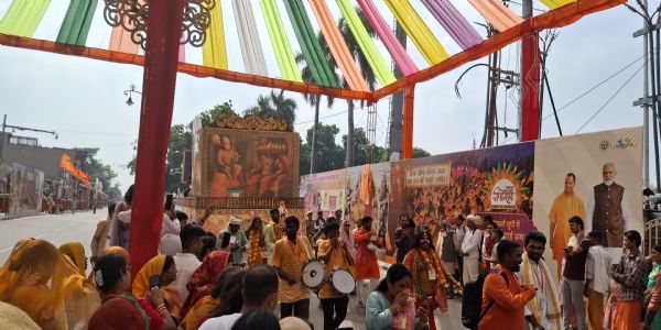 पर्यटन मंत्री जयवीर सिंहो हरितध्वजं दर्शित्वा शोभा यात्रायाः आरंभः