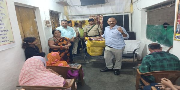 ऑपरेशन-उपहारः - आरक्ष्यधीक्षकस्य यत्नेन बालवृद्धानां मुखेषु विकसिता प्रसन्नता
