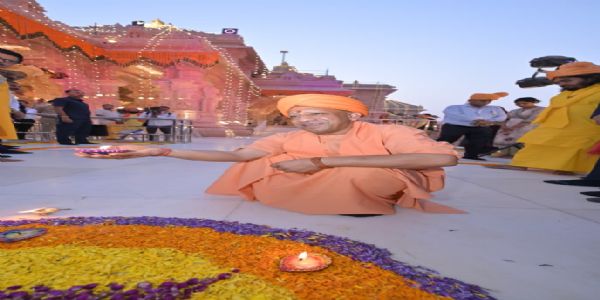 योगिना प्रथमं राममन्दिरे, ततः पश्चात् रामपैड्यां प्रज्वलिताः श्रद्धायाः दीपाः