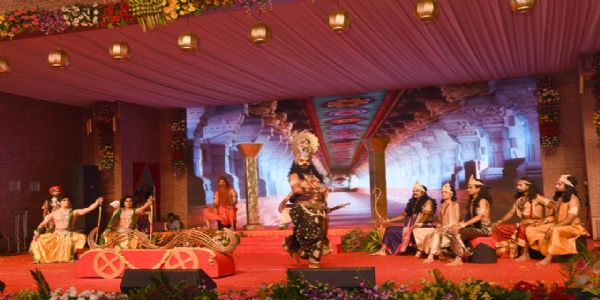 मुख्यमन्त्रिणा योगिना रामलीला दृष्टा, कलाकाराणां च उत्साहवर्धनम् अपि कृतम्