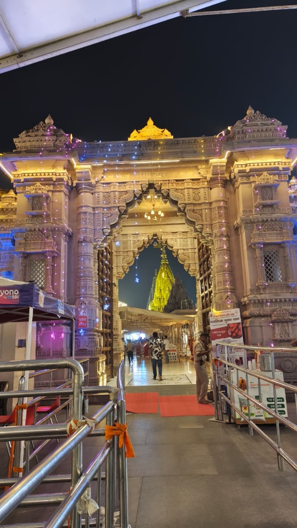 दुल्हन की तरह सजा काशी विश्वनाथ धाम