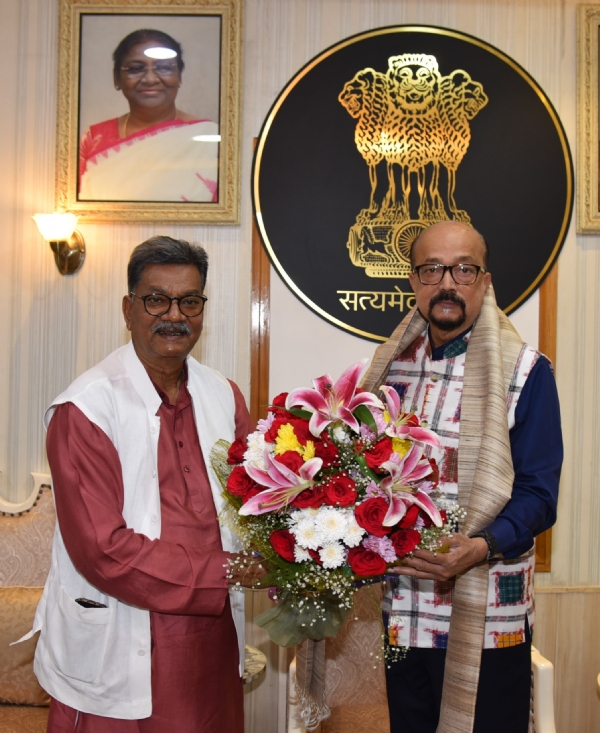 छत्तीसगढ़ विधानसभा के नेता प्रतिपक्ष डॉ. चरणदास महंत राज्यपाल रमेन डेका को दीपावली की शुभकामनाएं  देते