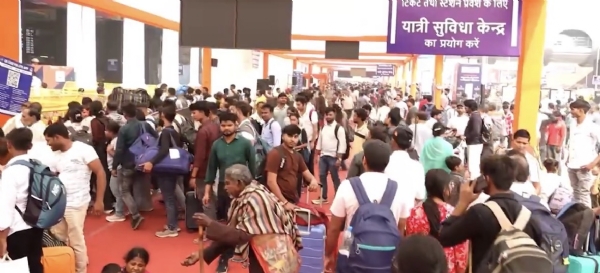 दीपावली और छठ से पहले दिल्ली के रेलवे स्टेशनों पर यात्रियों की भारी भीड़