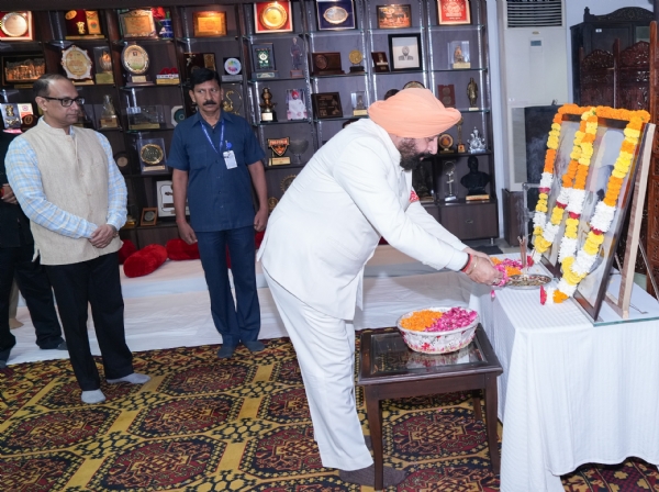 राज्यपाल राजभवन में महात्मा गांधी और पूर्व प्रधानमंत्री शास्त्री के चित्र पर पुष्प अर्पित करते।
