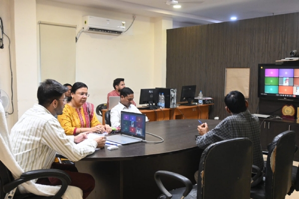 सांसद कमलेश जांगड़े वीडियो कॉन्फ्रेंसिंग में माध्यम से समीक्षा बैठक लेती हुई