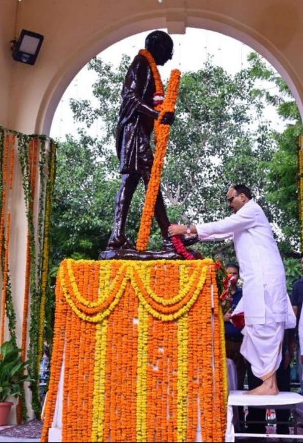 गांधी प्रतिमा पर पुष्पांजलि अर्पित करते उप मुख्यमंत्री ब्रजेश पाठक