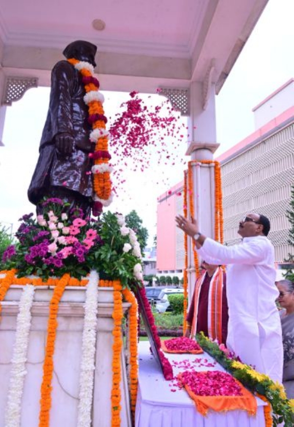 एनेक्सी में लाल बहादुर शास्त्री की प्रतिमा पर पुष्पांजलि अर्पित करते ब्रजेश पाठक