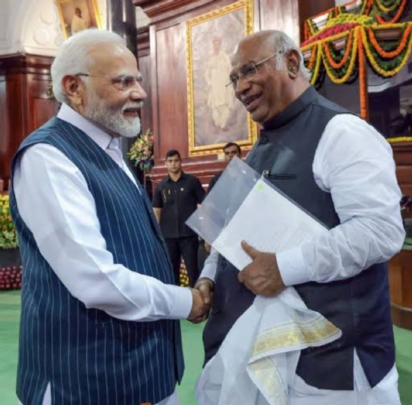 प्रधानमंत्री मोदी और मल्लिकार्जुन खड़गे की मुलाकात की फाइल फोटो