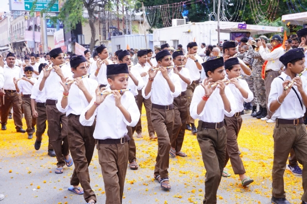 पूर्ण गणवेश में स्वयंसेवको का निकला पथ संचालन