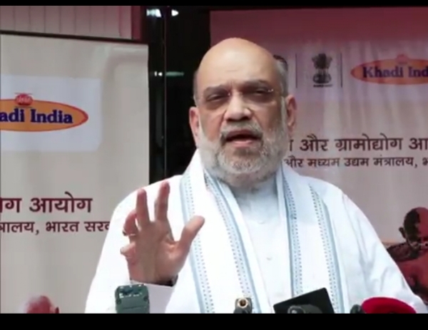 खादी स्टोर पर मीडिया से बातचीत करते हुए गृह मंत्री अमित शाह