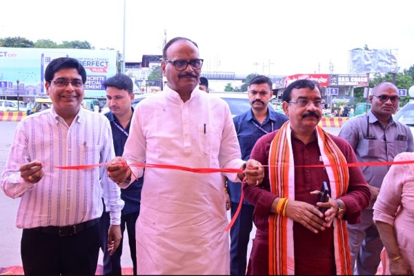 चारबाग में गांधी पुस्तक मेला का शुभारम्भ करते ब्रजेश पाठक