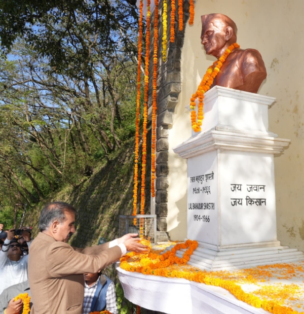 मुख्यमंत्री लाल बहादुर शास्त्री को पुष्पांजलि अर्पित करते