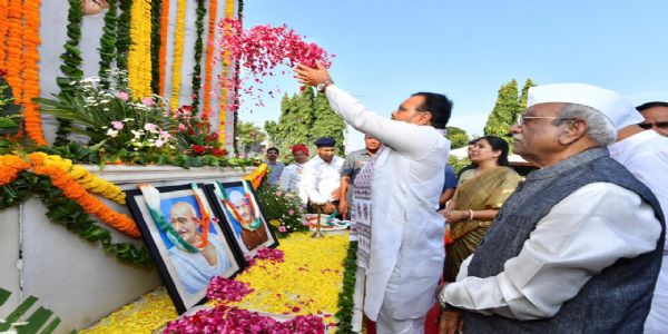 गांधी सर्किलक्षेत्रे राज्यपालो मुख्यमंत्री च बापूनिमित्तम् अयच्छन् श्रद्धांजलिम्