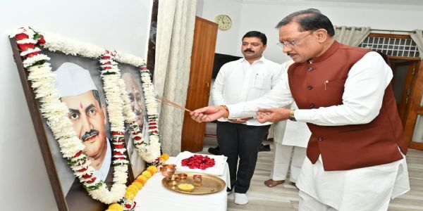 मुख्यमंत्री सायो राष्ट्रपिता महात्मा गांधी पूर्व प्रधानमंत्री लाल बहादुर शास्त्री इत्युभाभ्यां तज्जयंत्यां प्रणतिर्विहिता