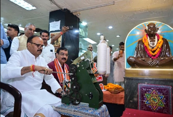 हजरतगंज स्थित गांधी आश्रम में चरखा से सूत काटते ब्रजेश पाठक