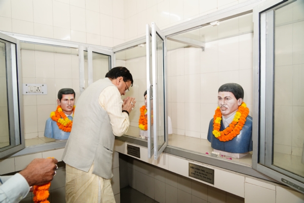 मुख्यमंत्री कचहरी स्थित शहीद स्थल पर बलिदानी राज्य आंदोलनकारी को श्रद्धांजलि देते।