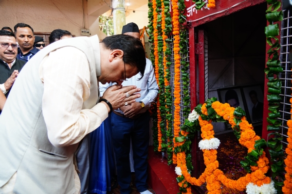 मुख्यमंत्री कचहरी स्थित शहीद स्थल पर।