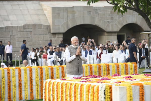 राजघाट पर महात्मा गांधी को श्रद्धांजलि देते हुए प्रधानमंत्री नरेंद्र मोदी