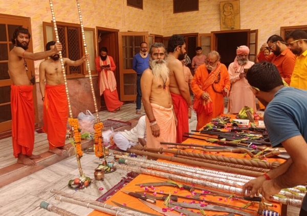 महानिर्वाणी अखाड़े में शस्त्र पूजन