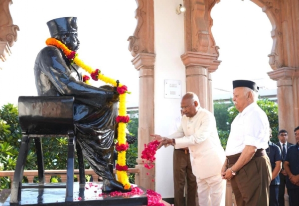 नागपुर के रेशिमबाग परिसर में स्थित स्मृति मंदिर में डॉ. हेडगेवार को नमन करते रामनाथ कोविंद और मोहन भागवत।