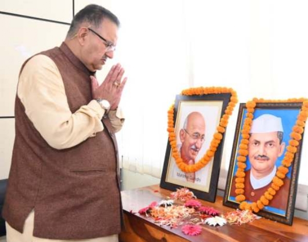 श्रद्धासुमन अर्पित करते सैनिक कल्याण मंत्री गणेश जाेशी।