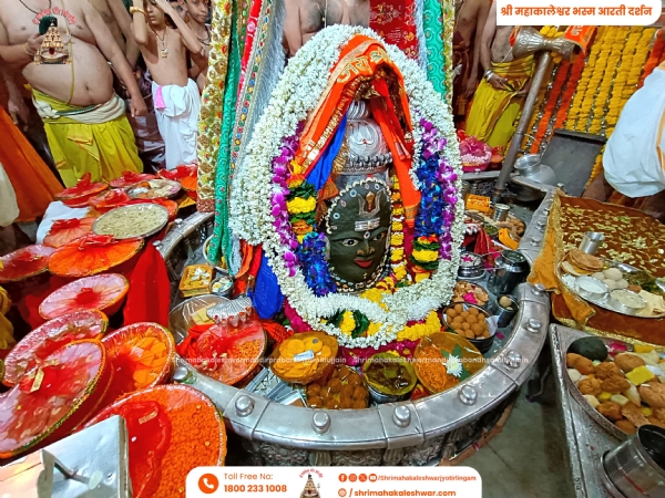 दीपोत्सव महापर्व पर भगवान महाकालेश्वर  का पंचामृत अभिषेक एवं अन्नकूट भोग अर्पण