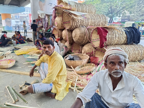 बांस से सूप बनाते कारीगर