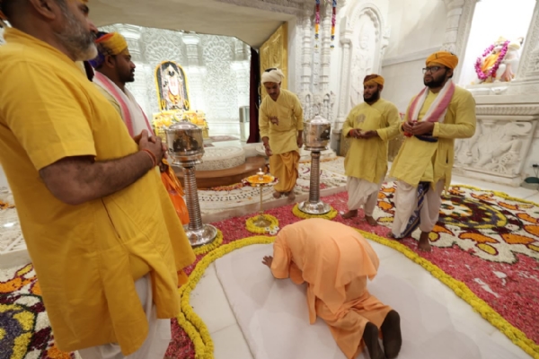 मुख्यमंत्री ने श्रीरामलला के दरबार में लगाई हाजिरी
